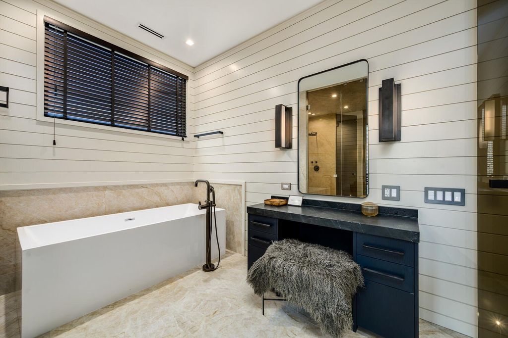 Modern Masterpiece in Glencoe, Illinois: A $3,999,900 Collaboration by Noah Properties and Lisek Interiors