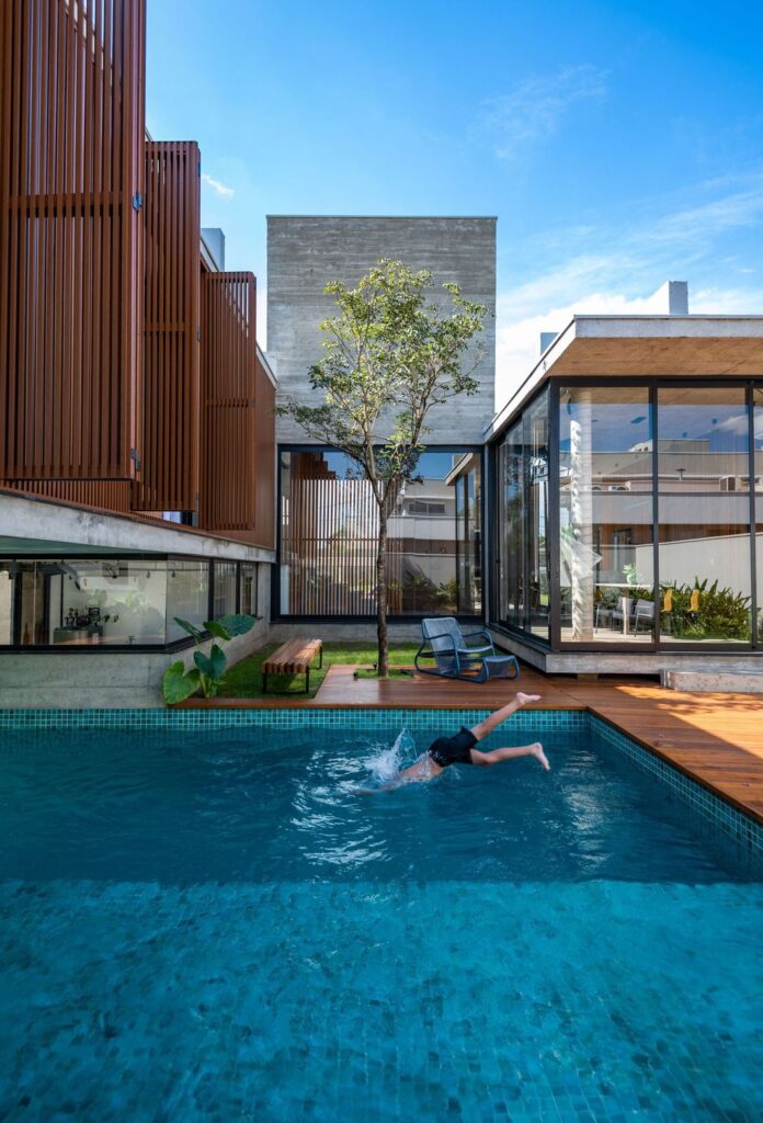 Patio House with Architectural Innovation by Caio Persighini Arquitetura 11
