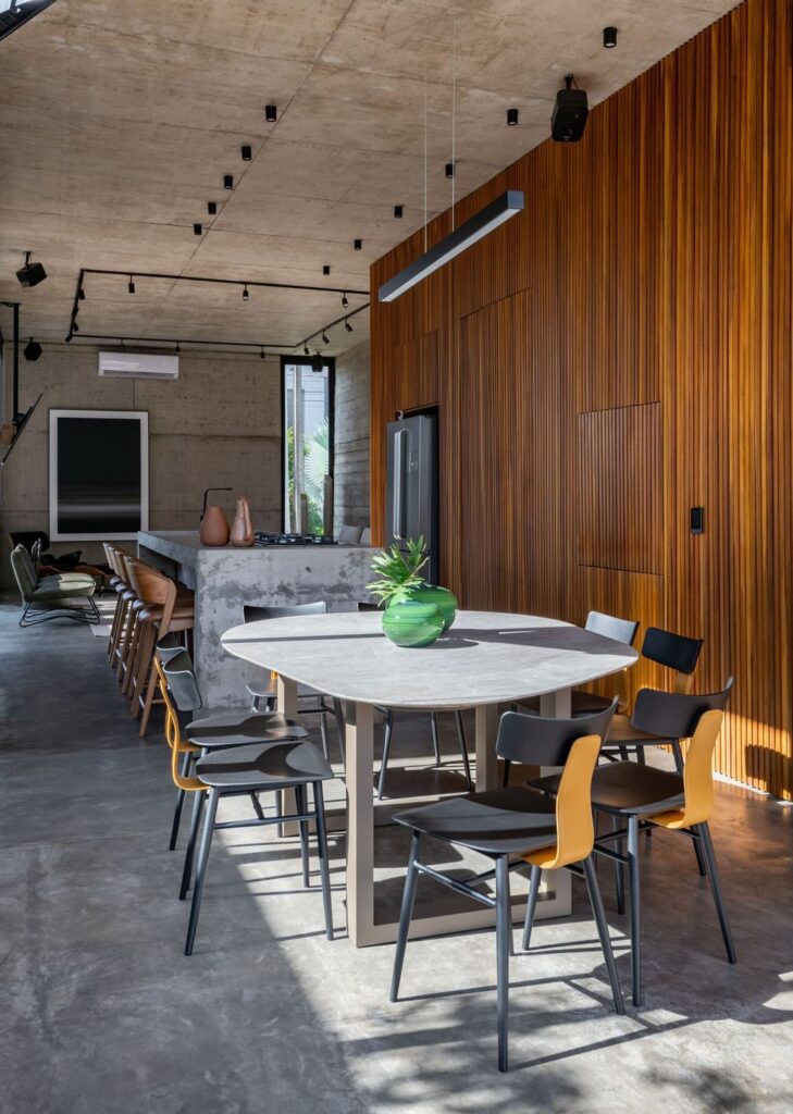 Patio House with Architectural Innovation by Caio Persighini Arquitetura 13