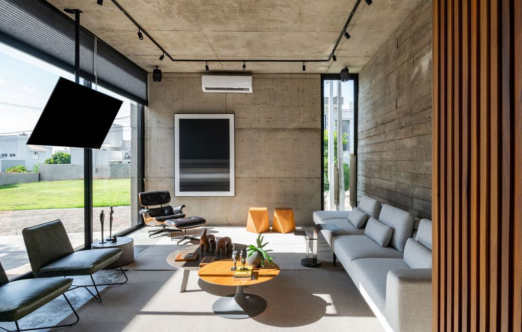 Patio House with Architectural Innovation by Caio Persighini Arquitetura 16
