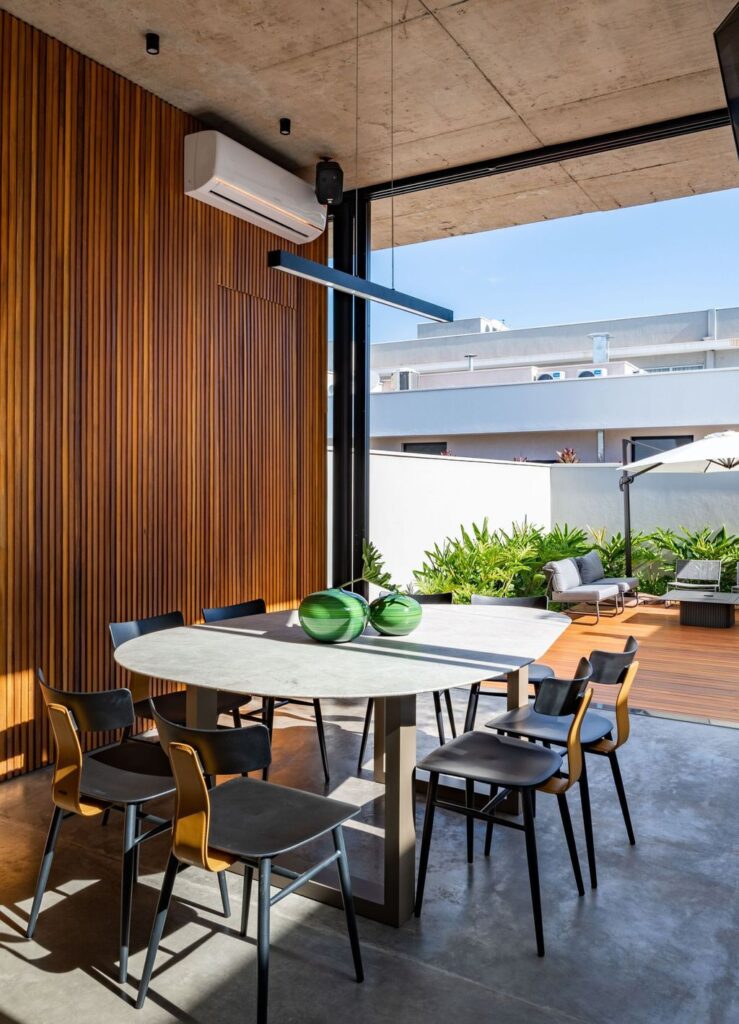 Patio House with Architectural Innovation by Caio Persighini Arquitetura 17