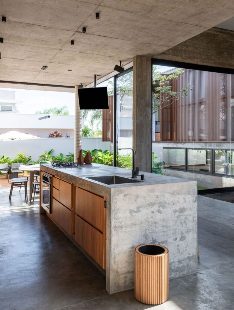 Patio House with Architectural Innovation by Caio Persighini Arquitetura 20
