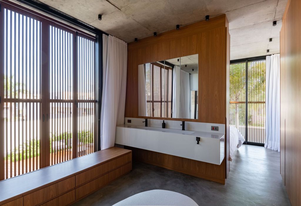 Patio House with Architectural Innovation by Caio Persighini Arquitetura 25