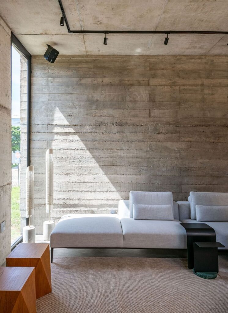 Patio House with Architectural Innovation by Caio Persighini Arquitetura 3