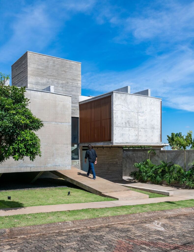 Patio House with Architectural Innovation by Caio Persighini Arquitetura 38