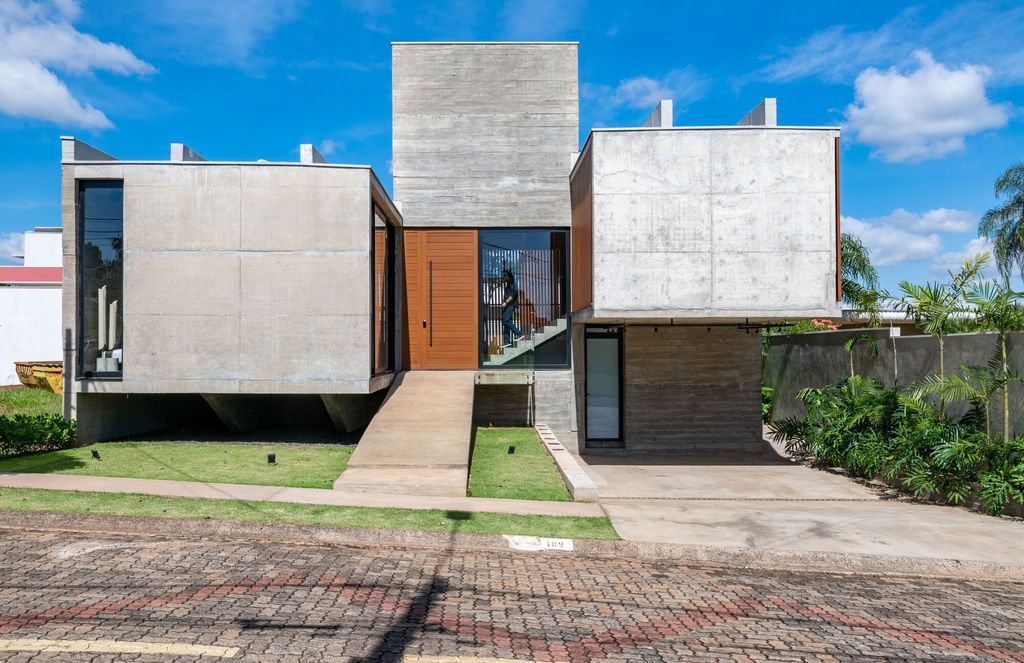 Patio House with Architectural Innovation by Caio Persighini Arquitetura 39