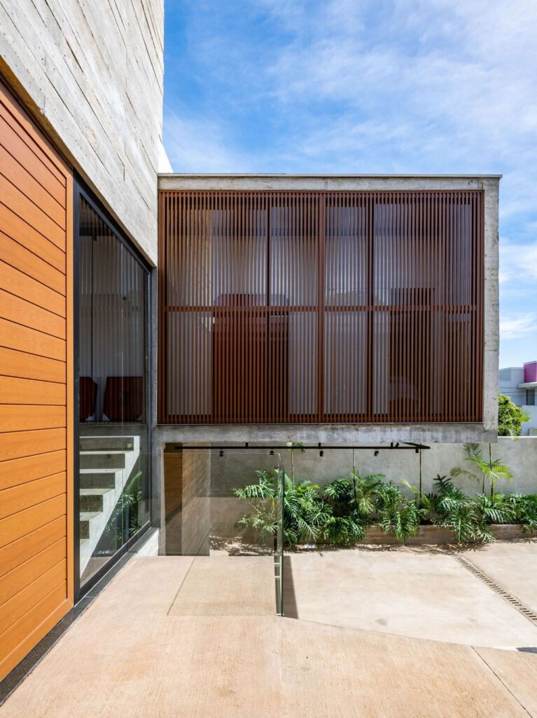 Patio House with Architectural Innovation by Caio Persighini Arquitetura 41