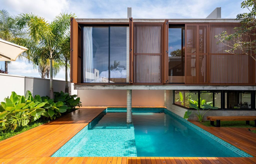 Patio House with Architectural Innovation by Caio Persighini Arquitetura