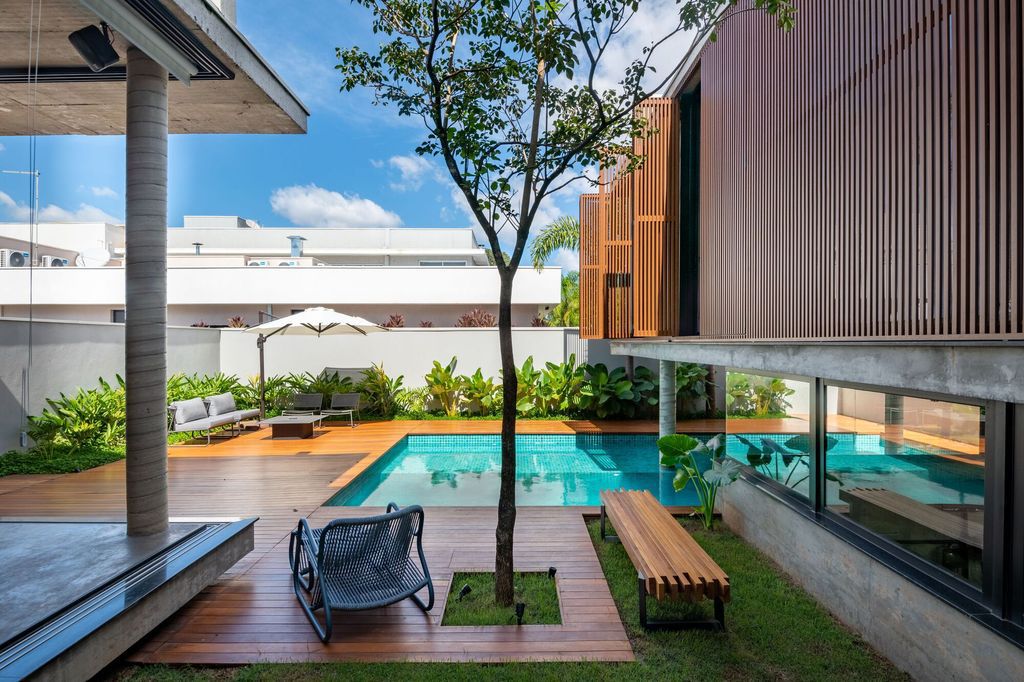 Patio House with Architectural Innovation by Caio Persighini Arquitetura 43