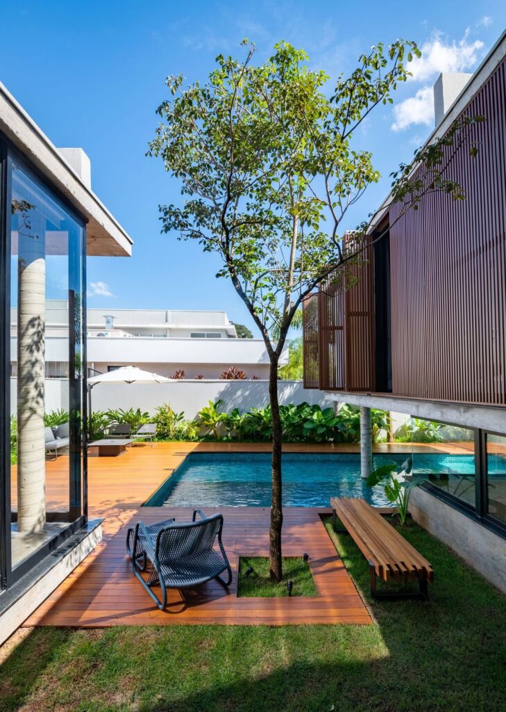 Patio House with Architectural Innovation by Caio Persighini Arquitetura 5