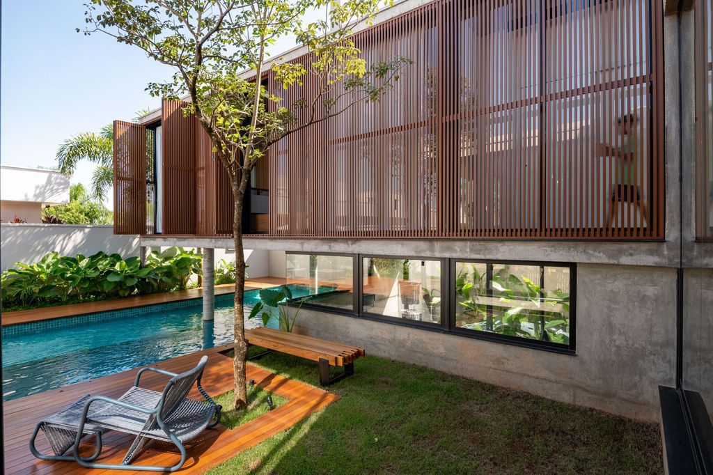 Patio House with Architectural Innovation by Caio Persighini Arquitetura 6