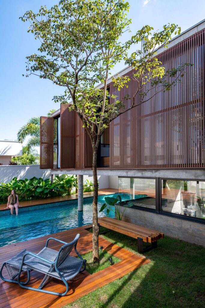 Patio House with Architectural Innovation by Caio Persighini Arquitetura 7