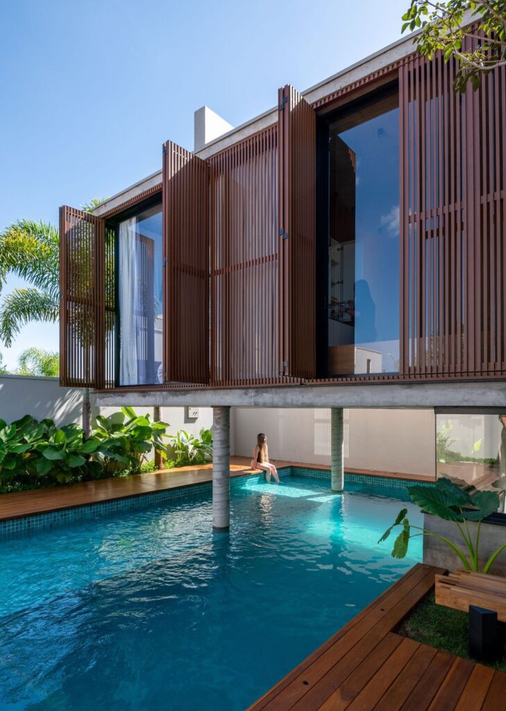 Patio House with Architectural Innovation by Caio Persighini Arquitetura 8