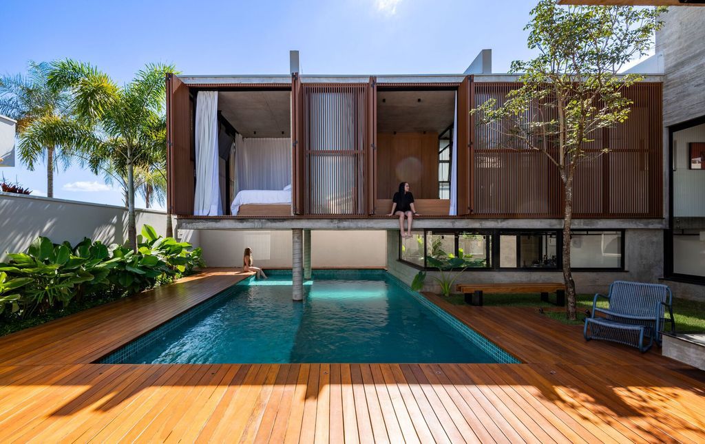 Patio House with Architectural Innovation by Caio Persighini Arquitetura 9