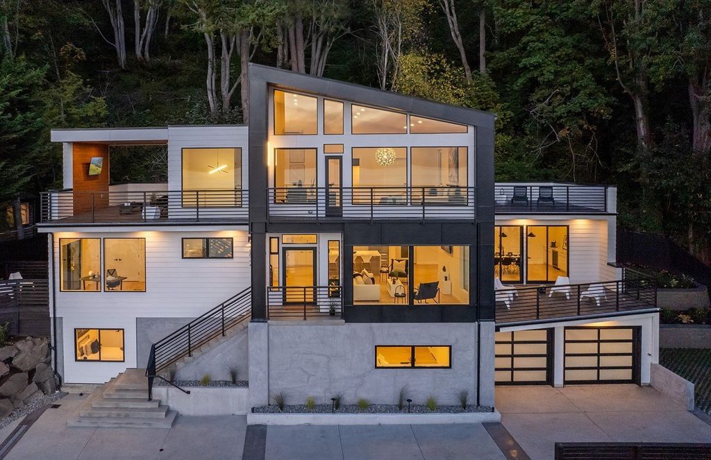 Seattles Coastal Retreat 2.85 Million Home with Stunning Views and Serene Lifestyle 1
