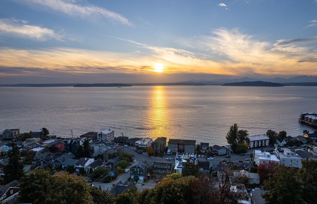 Seattles Coastal Retreat 2.85 Million Home with Stunning Views and Serene Lifestyle 3