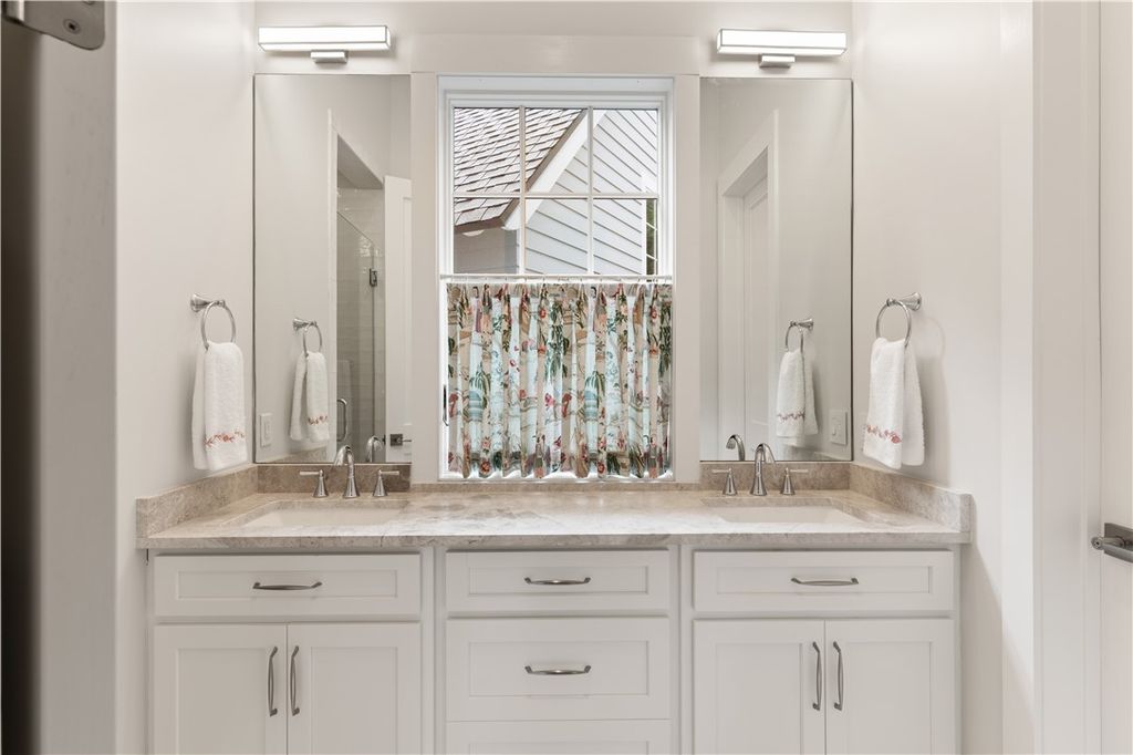 Serene Lakefront Living Explore the 2.995 Million Saint Simons Island Retreat 29
