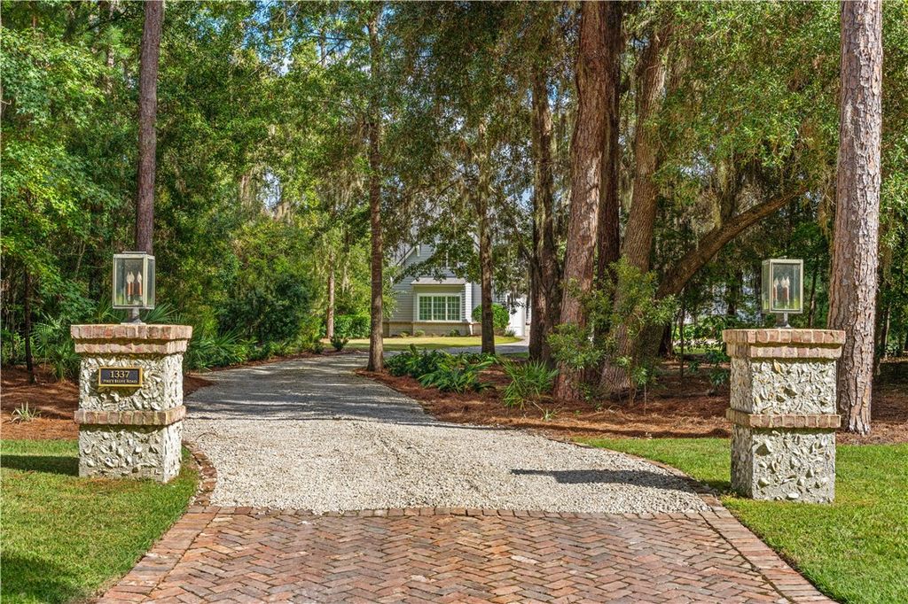Serene Lakefront Living Explore the 2.995 Million Saint Simons Island Retreat 4