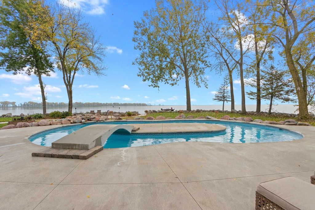 Waterfront Log Cabin Paradise Suamico Wisconsins Ultimate Retreat for 2.795 Million 22
