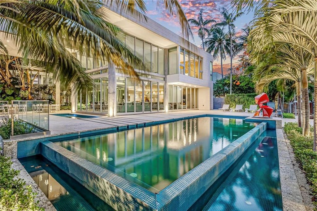 Discover an exquisite waterfront masterpiece along Fort Lauderdale's prestigious Rio Vista Boulevard. This modern marvel boasts 120 feet of New River frontage on a sprawling estate, where panoramic river views and lush tropical gardens merge seamlessly.