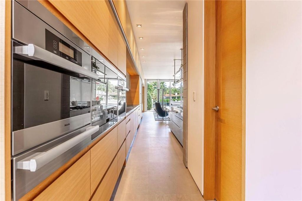 Discover an exquisite waterfront masterpiece along Fort Lauderdale's prestigious Rio Vista Boulevard. This modern marvel boasts 120 feet of New River frontage on a sprawling estate, where panoramic river views and lush tropical gardens merge seamlessly.