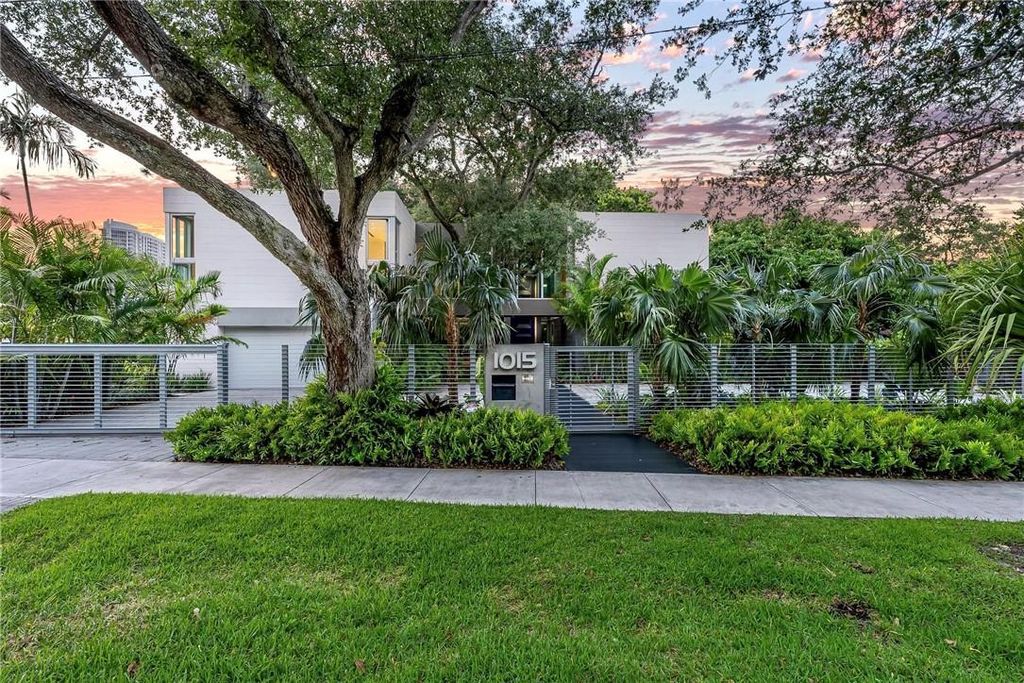 Discover an exquisite waterfront masterpiece along Fort Lauderdale's prestigious Rio Vista Boulevard. This modern marvel boasts 120 feet of New River frontage on a sprawling estate, where panoramic river views and lush tropical gardens merge seamlessly.
