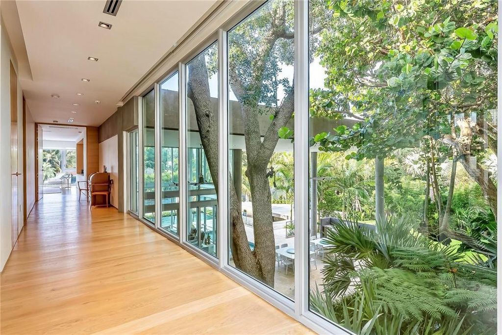 Discover an exquisite waterfront masterpiece along Fort Lauderdale's prestigious Rio Vista Boulevard. This modern marvel boasts 120 feet of New River frontage on a sprawling estate, where panoramic river views and lush tropical gardens merge seamlessly.