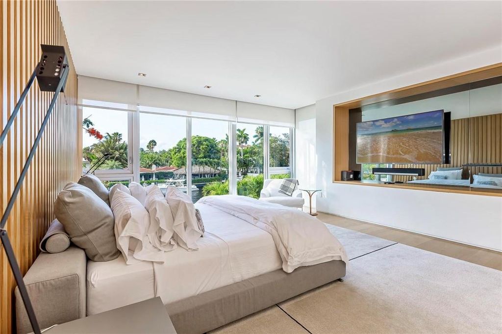 Discover an exquisite waterfront masterpiece along Fort Lauderdale's prestigious Rio Vista Boulevard. This modern marvel boasts 120 feet of New River frontage on a sprawling estate, where panoramic river views and lush tropical gardens merge seamlessly.