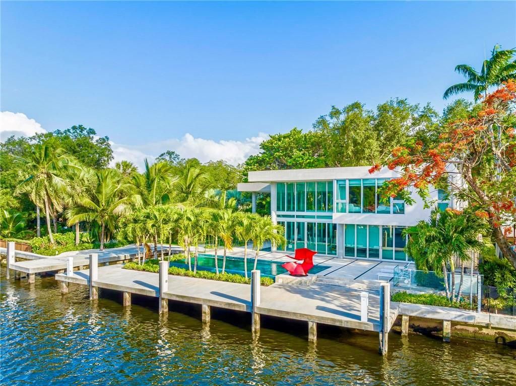 Discover an exquisite waterfront masterpiece along Fort Lauderdale's prestigious Rio Vista Boulevard. This modern marvel boasts 120 feet of New River frontage on a sprawling estate, where panoramic river views and lush tropical gardens merge seamlessly.