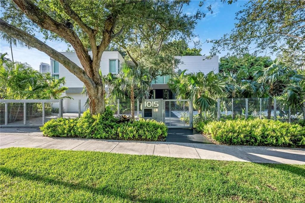 Discover an exquisite waterfront masterpiece along Fort Lauderdale's prestigious Rio Vista Boulevard. This modern marvel boasts 120 feet of New River frontage on a sprawling estate, where panoramic river views and lush tropical gardens merge seamlessly.