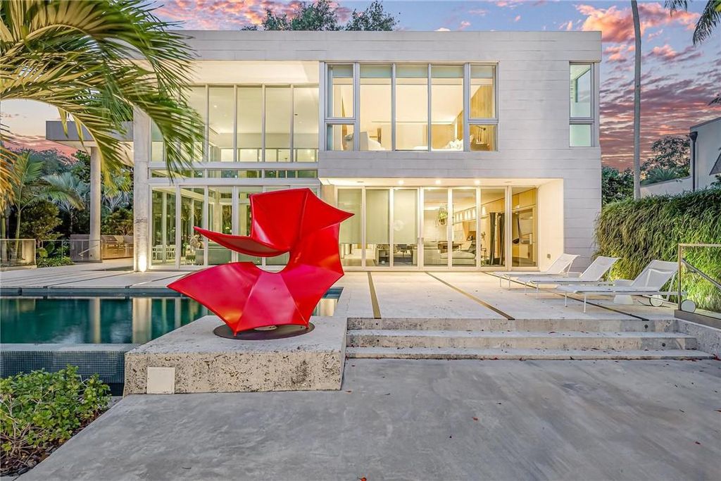 Discover an exquisite waterfront masterpiece along Fort Lauderdale's prestigious Rio Vista Boulevard. This modern marvel boasts 120 feet of New River frontage on a sprawling estate, where panoramic river views and lush tropical gardens merge seamlessly.