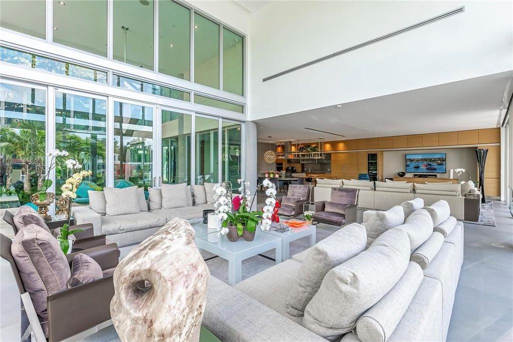Discover an exquisite waterfront masterpiece along Fort Lauderdale's prestigious Rio Vista Boulevard. This modern marvel boasts 120 feet of New River frontage on a sprawling estate, where panoramic river views and lush tropical gardens merge seamlessly.