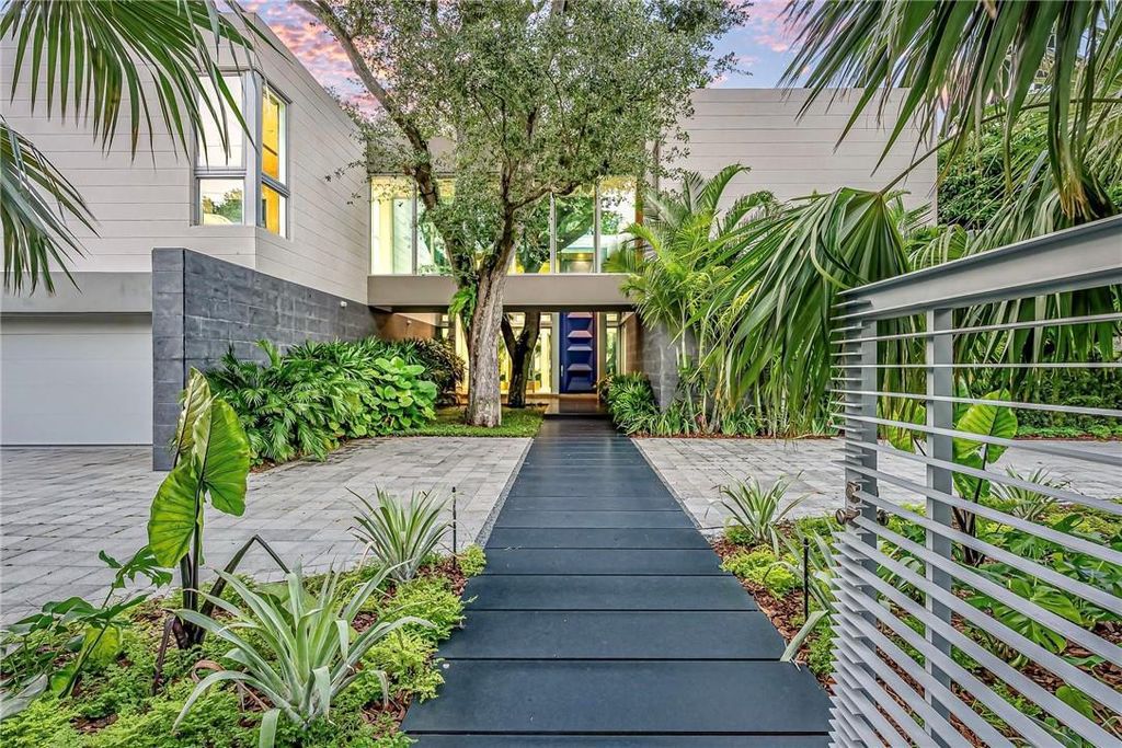 Discover an exquisite waterfront masterpiece along Fort Lauderdale's prestigious Rio Vista Boulevard. This modern marvel boasts 120 feet of New River frontage on a sprawling estate, where panoramic river views and lush tropical gardens merge seamlessly.