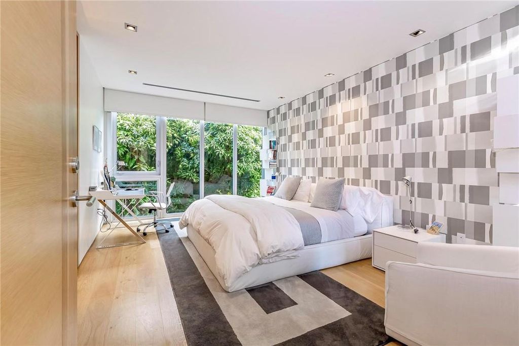 Discover an exquisite waterfront masterpiece along Fort Lauderdale's prestigious Rio Vista Boulevard. This modern marvel boasts 120 feet of New River frontage on a sprawling estate, where panoramic river views and lush tropical gardens merge seamlessly.