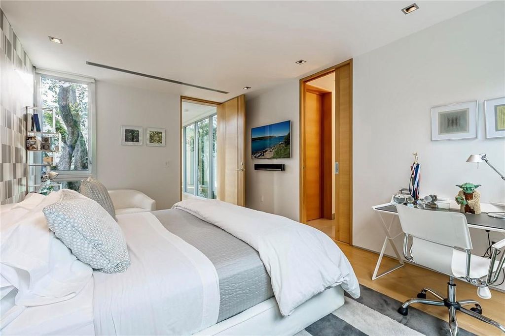 Discover an exquisite waterfront masterpiece along Fort Lauderdale's prestigious Rio Vista Boulevard. This modern marvel boasts 120 feet of New River frontage on a sprawling estate, where panoramic river views and lush tropical gardens merge seamlessly.