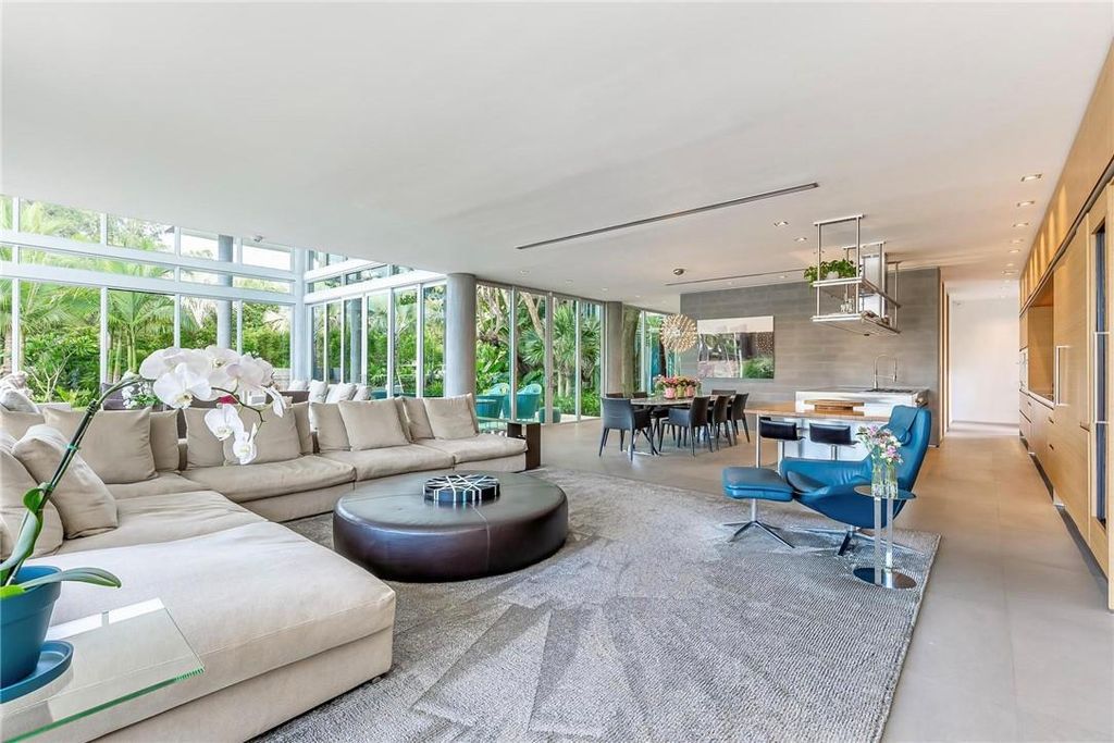 Discover an exquisite waterfront masterpiece along Fort Lauderdale's prestigious Rio Vista Boulevard. This modern marvel boasts 120 feet of New River frontage on a sprawling estate, where panoramic river views and lush tropical gardens merge seamlessly.