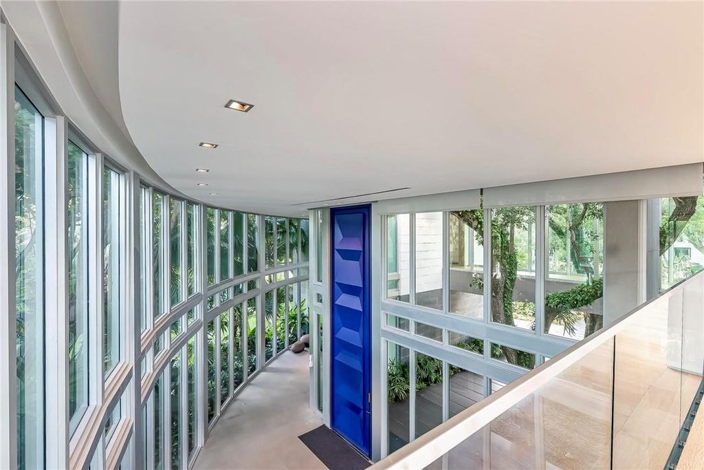 Discover an exquisite waterfront masterpiece along Fort Lauderdale's prestigious Rio Vista Boulevard. This modern marvel boasts 120 feet of New River frontage on a sprawling estate, where panoramic river views and lush tropical gardens merge seamlessly.