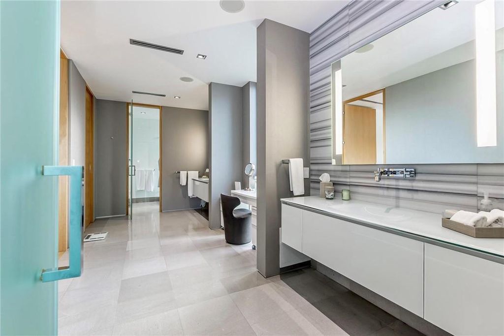 Discover an exquisite waterfront masterpiece along Fort Lauderdale's prestigious Rio Vista Boulevard. This modern marvel boasts 120 feet of New River frontage on a sprawling estate, where panoramic river views and lush tropical gardens merge seamlessly.