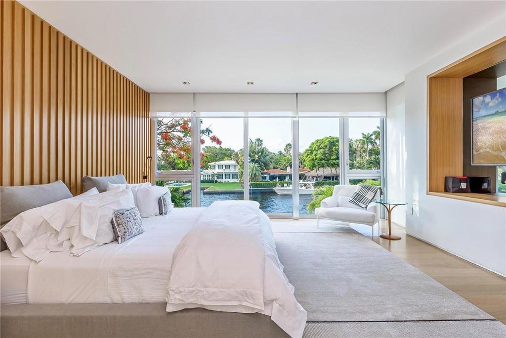 Discover an exquisite waterfront masterpiece along Fort Lauderdale's prestigious Rio Vista Boulevard. This modern marvel boasts 120 feet of New River frontage on a sprawling estate, where panoramic river views and lush tropical gardens merge seamlessly.