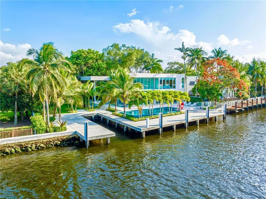 Discover an exquisite waterfront masterpiece along Fort Lauderdale's prestigious Rio Vista Boulevard. This modern marvel boasts 120 feet of New River frontage on a sprawling estate, where panoramic river views and lush tropical gardens merge seamlessly.