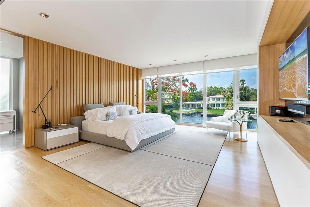 Discover an exquisite waterfront masterpiece along Fort Lauderdale's prestigious Rio Vista Boulevard. This modern marvel boasts 120 feet of New River frontage on a sprawling estate, where panoramic river views and lush tropical gardens merge seamlessly.