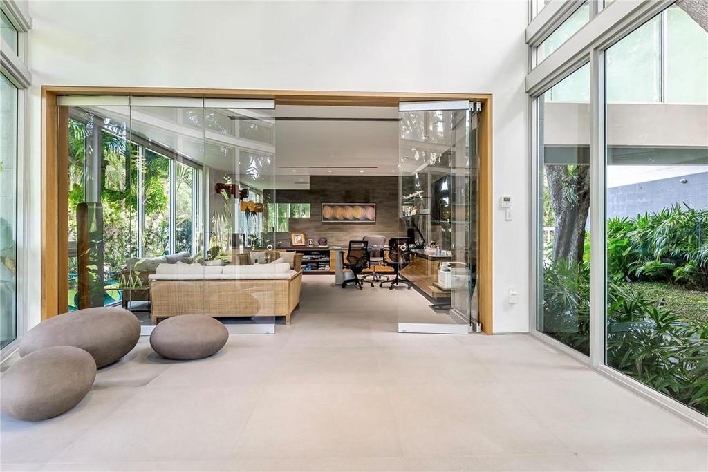 Discover an exquisite waterfront masterpiece along Fort Lauderdale's prestigious Rio Vista Boulevard. This modern marvel boasts 120 feet of New River frontage on a sprawling estate, where panoramic river views and lush tropical gardens merge seamlessly.