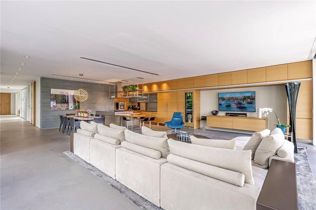 Discover an exquisite waterfront masterpiece along Fort Lauderdale's prestigious Rio Vista Boulevard. This modern marvel boasts 120 feet of New River frontage on a sprawling estate, where panoramic river views and lush tropical gardens merge seamlessly.