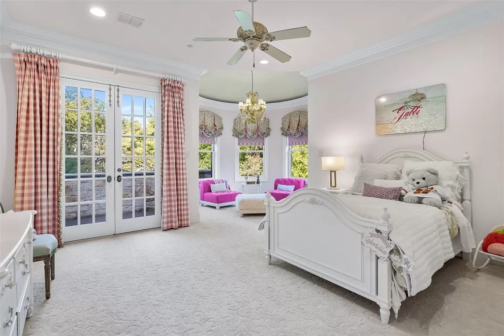 Sculpted Elegance: Unveiling a $5,850,000 5-Bed Home on 2 Acres in Dallas, Texas
