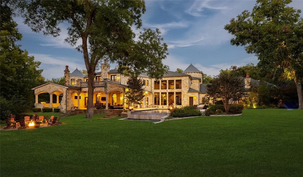 Sculpted Elegance: Unveiling a $5,850,000 5-Bed Home on 2 Acres in Dallas, Texas