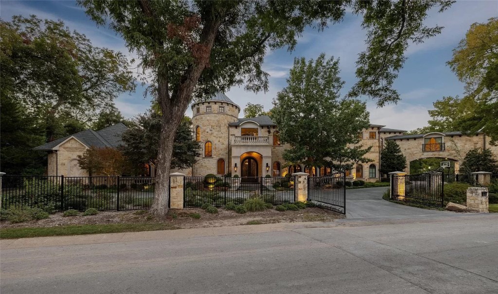 Sculpted Elegance: Unveiling a $5,850,000 5-Bed Home on 2 Acres in Dallas, Texas
