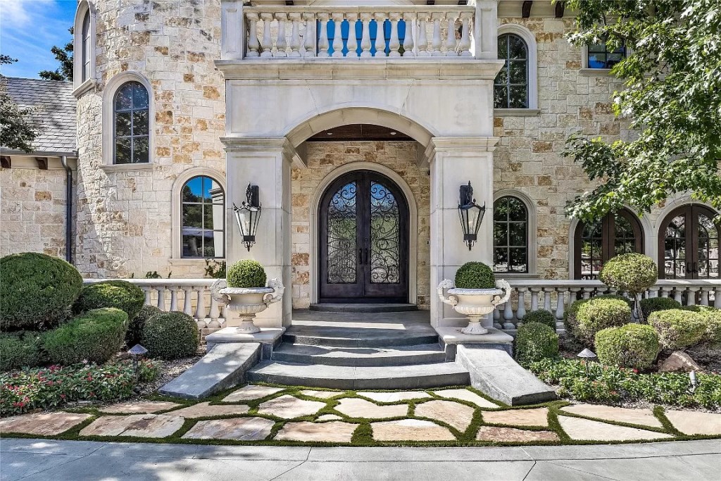 Sculpted Elegance: Unveiling a $5,850,000 5-Bed Home on 2 Acres in Dallas, Texas