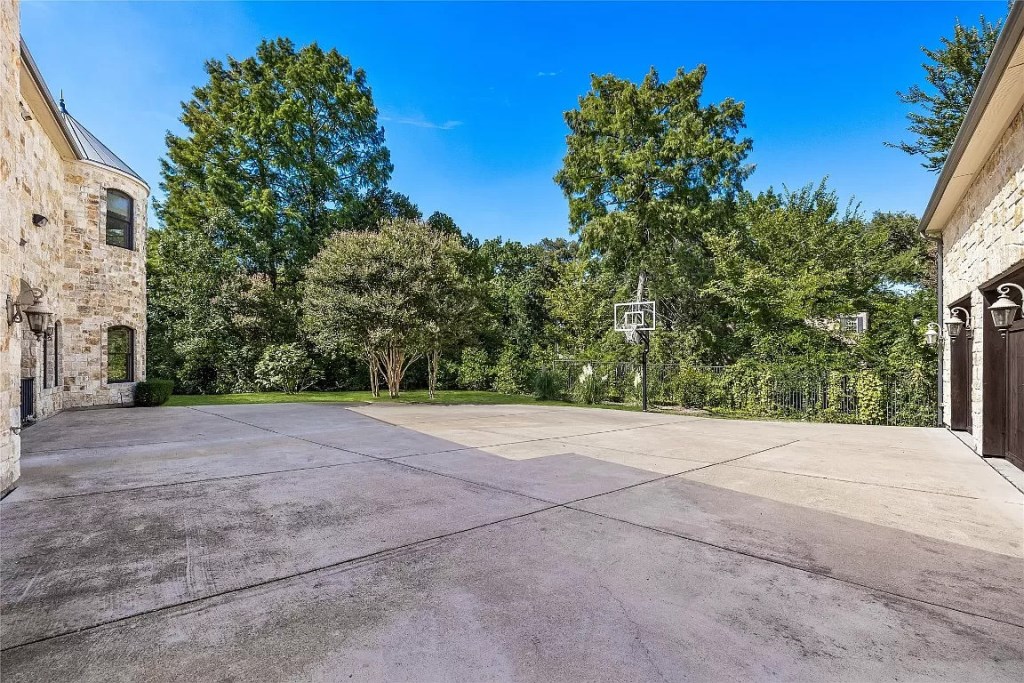 Sculpted Elegance: Unveiling a $5,850,000 5-Bed Home on 2 Acres in Dallas, Texas