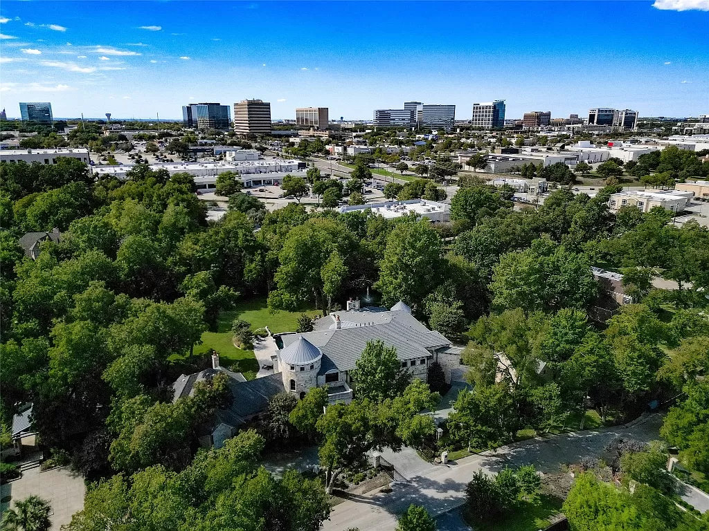 Sculpted Elegance: Unveiling a $5,850,000 5-Bed Home on 2 Acres in Dallas, Texas