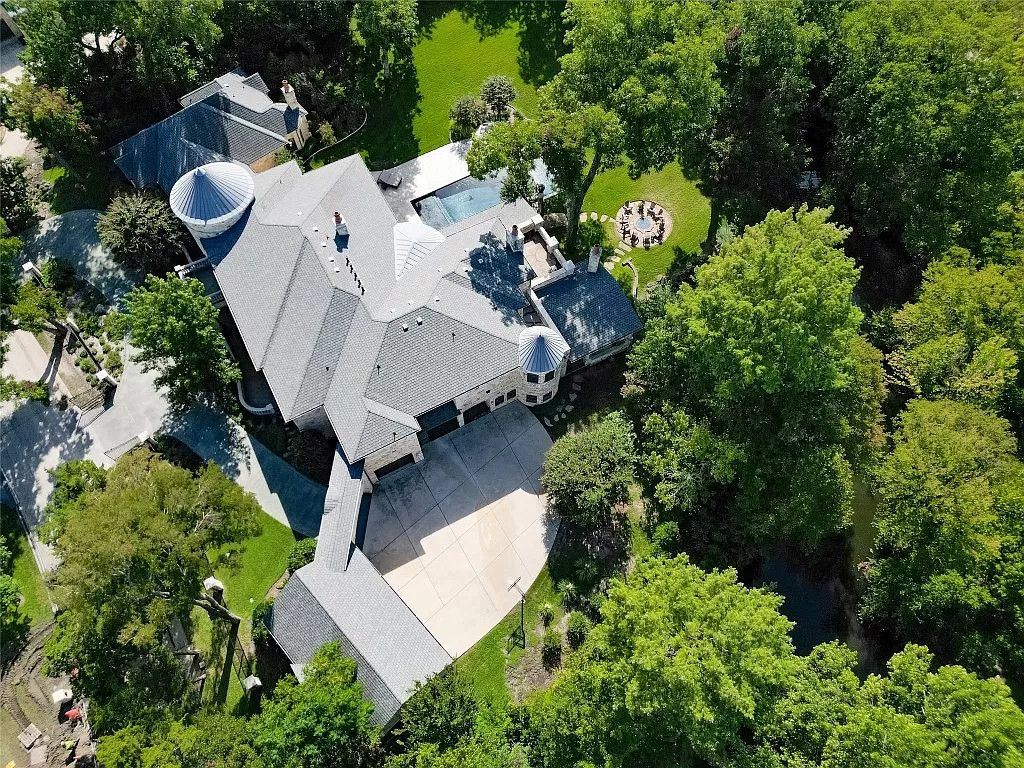 Sculpted Elegance: Unveiling a $5,850,000 5-Bed Home on 2 Acres in Dallas, Texas